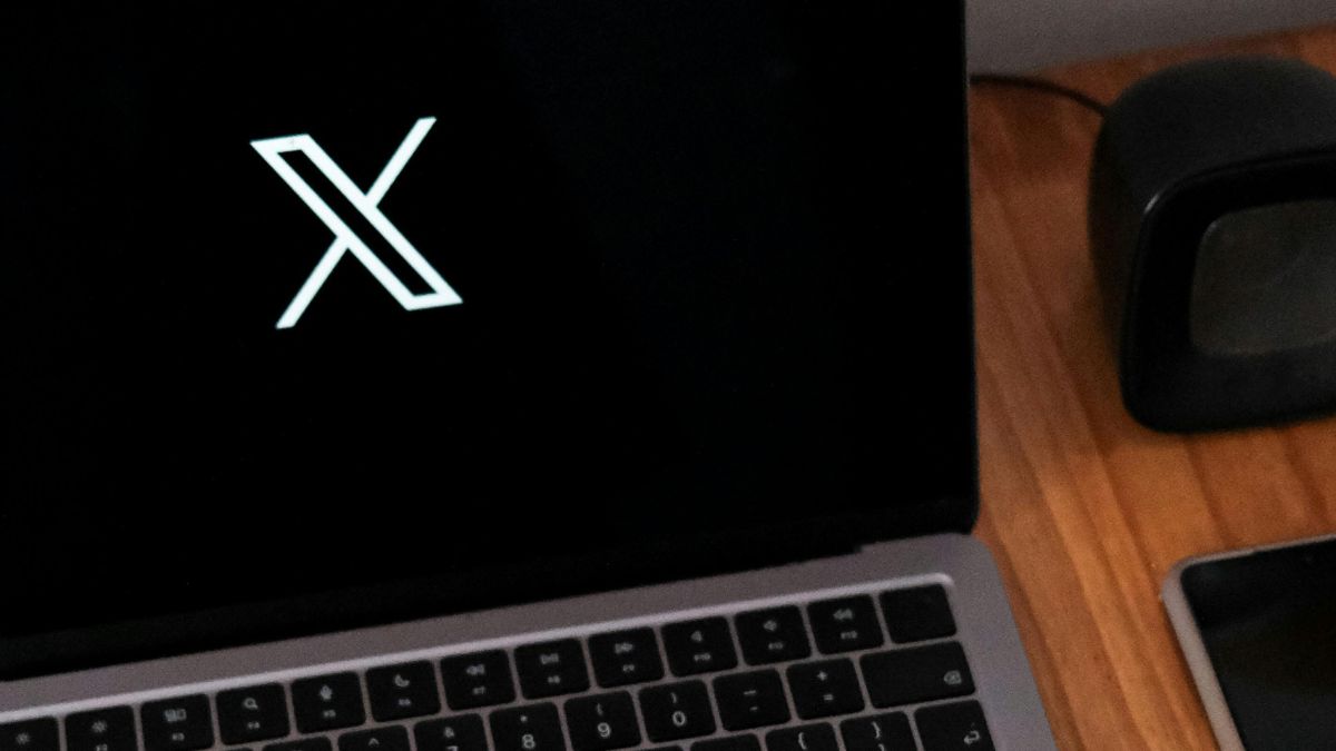 Photo by Matias Mango: https://www.pexels.com/photo/laptop-with-social-media-icon-on-desk-19826625/